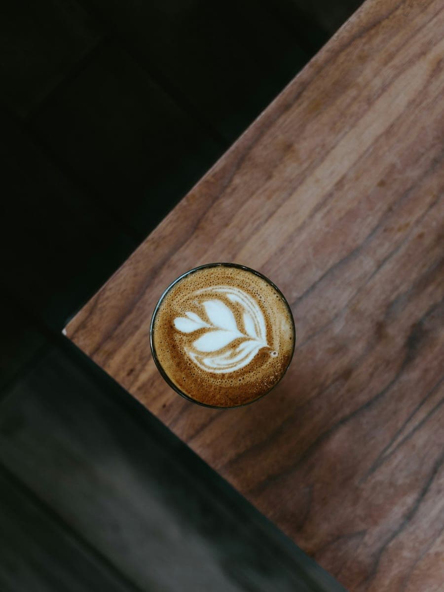 Latte con arte en la espuma