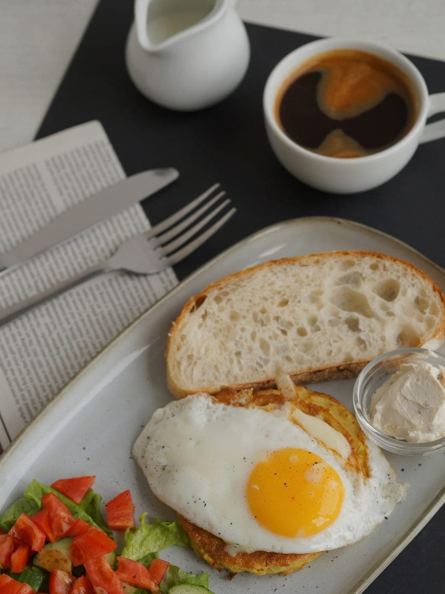 Plato de huevo estrellado con pan