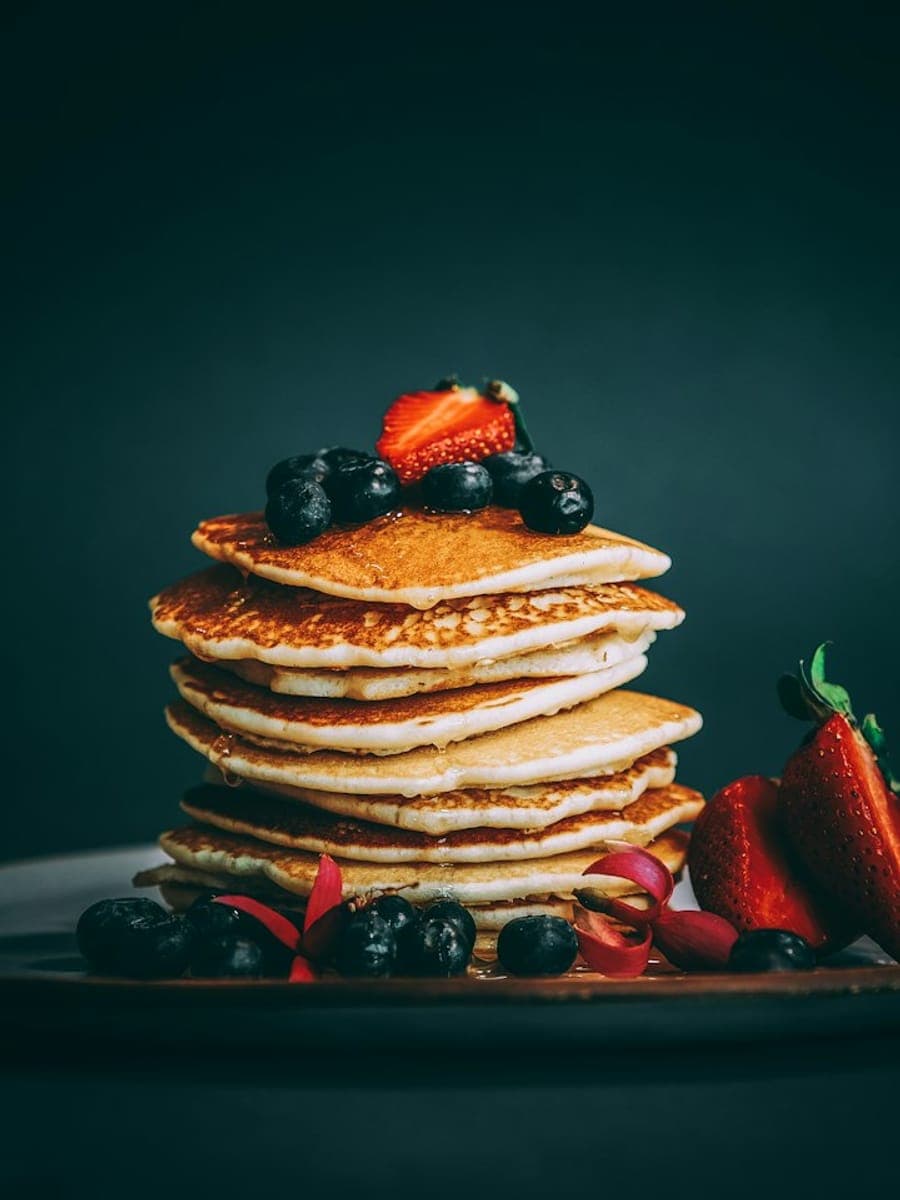 Hot cakes con frutos rojos
